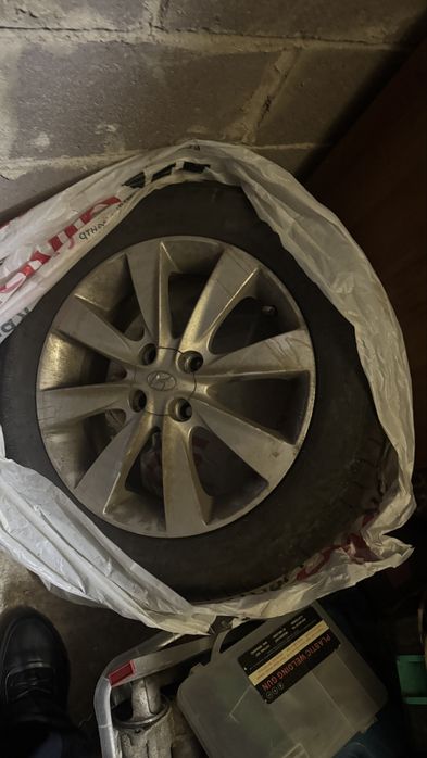 Продам один диск с резиной R16 Hyundai оригинал