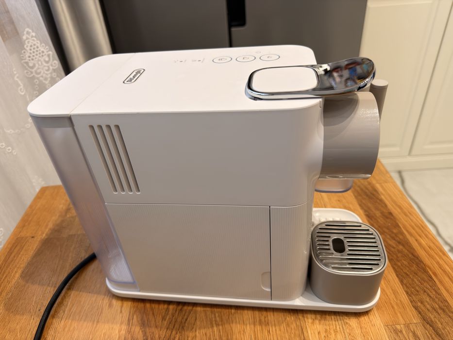 Espressor nespresso lattissima one cu capsule