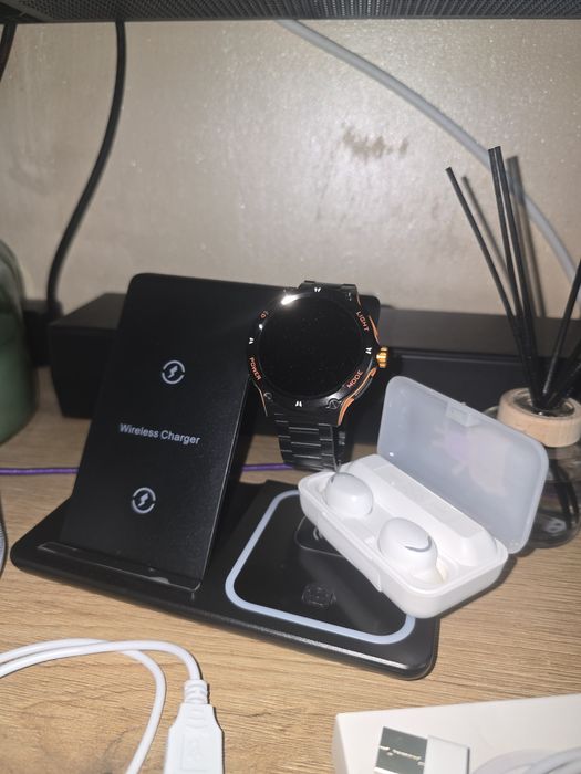 Безжично зарядно за телефон/часовник,термометър и USB хъб