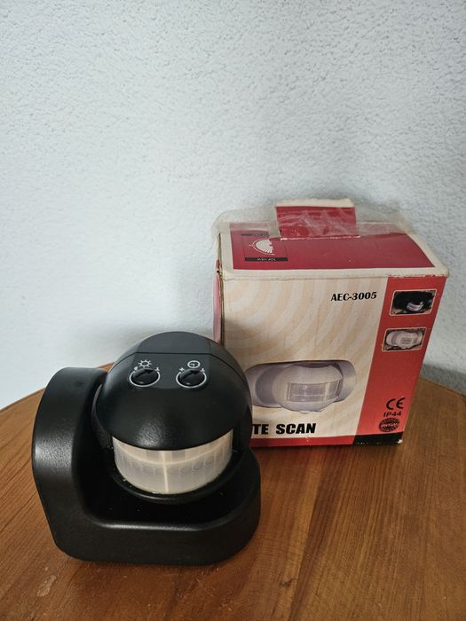 Стенна лампа със сензор за движение