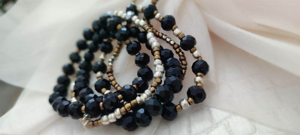 Летни гривни от мъниста бохо бяло черно синьо хендмейд ластични