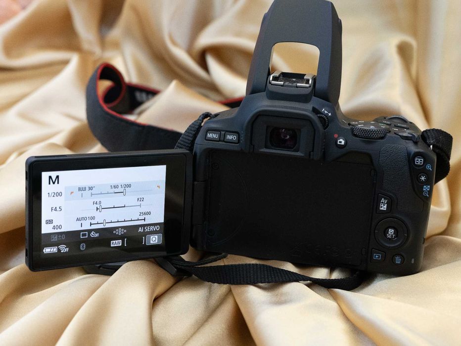 Canon EOS 250D с обектив Canon EF-S 18-55mm