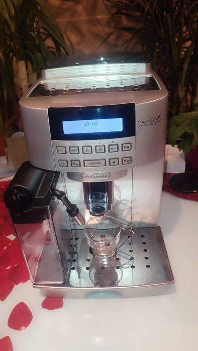 Vând espressor de cafea De'Longhi Magnifica