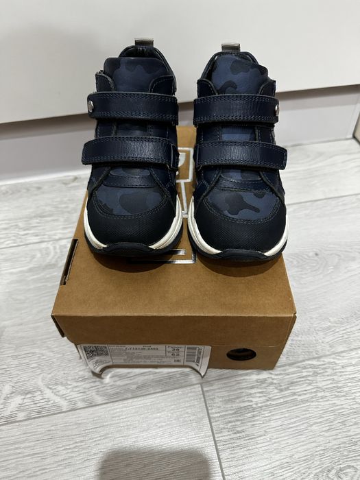 Продаю детский осенний ботинки