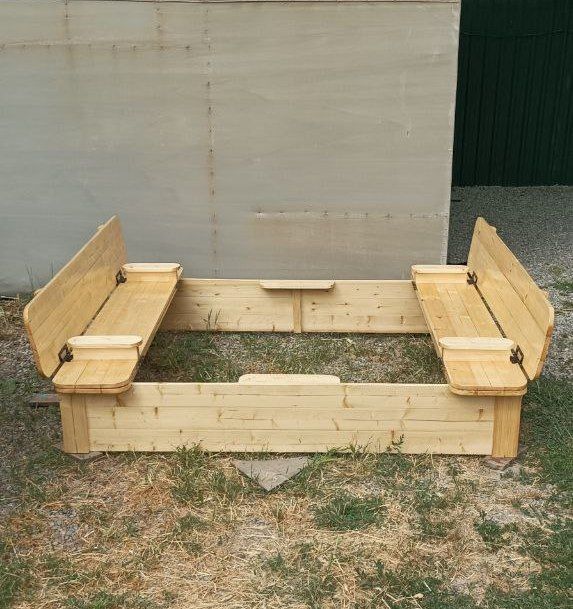 Песочница со скамейками.