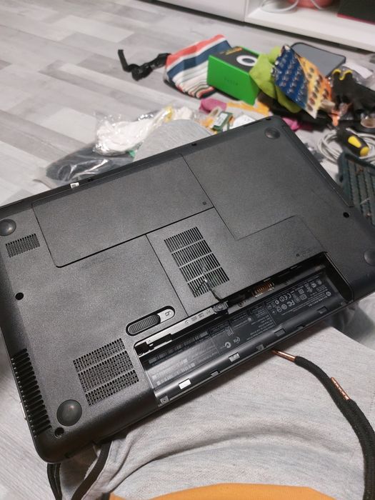 Vand laptop HP model rt3290-c2 pentru piese ecran,încărcător