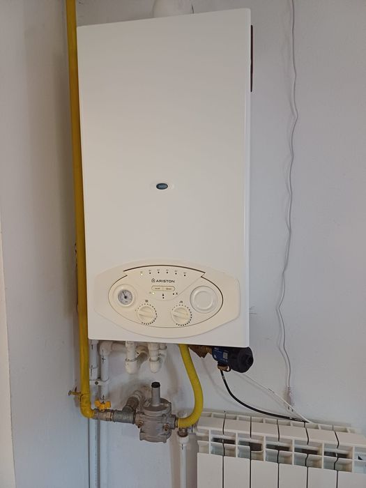 Vând centrala Ariston