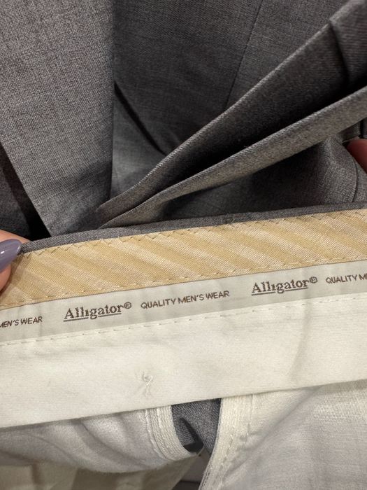 Италианският сив мъжки официален костюм включва сако и панталон