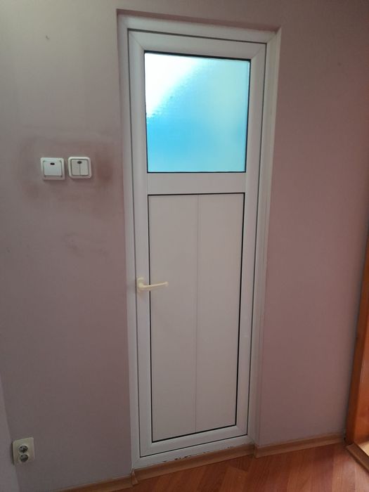 Ușa și geam termopan din aluminiu.