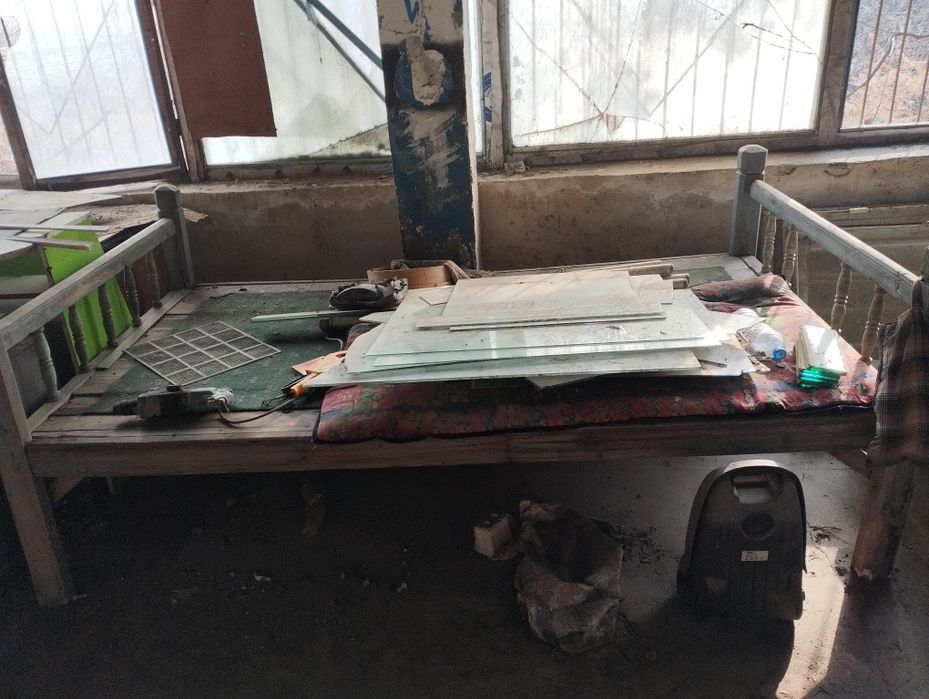 Temir va yogʻoch eshik derazalar