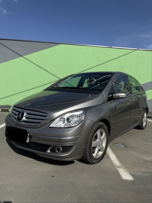 Mercedes foarte bine întreținut, interior piele crem, trapă,navigatie