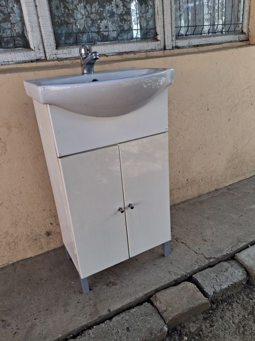 Vând mască cu chiuvetă + baterie de chiuvetă, completă, în stare bună.