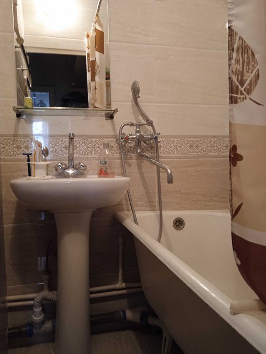 Навои шахар квартира сотилади 14-магазини . 2/2/5  куча А.Авлони.