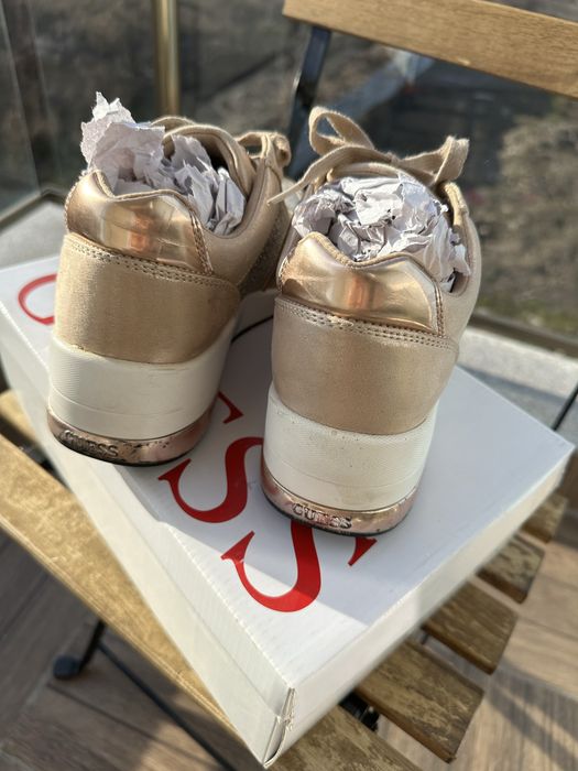 Маратонки Guess.