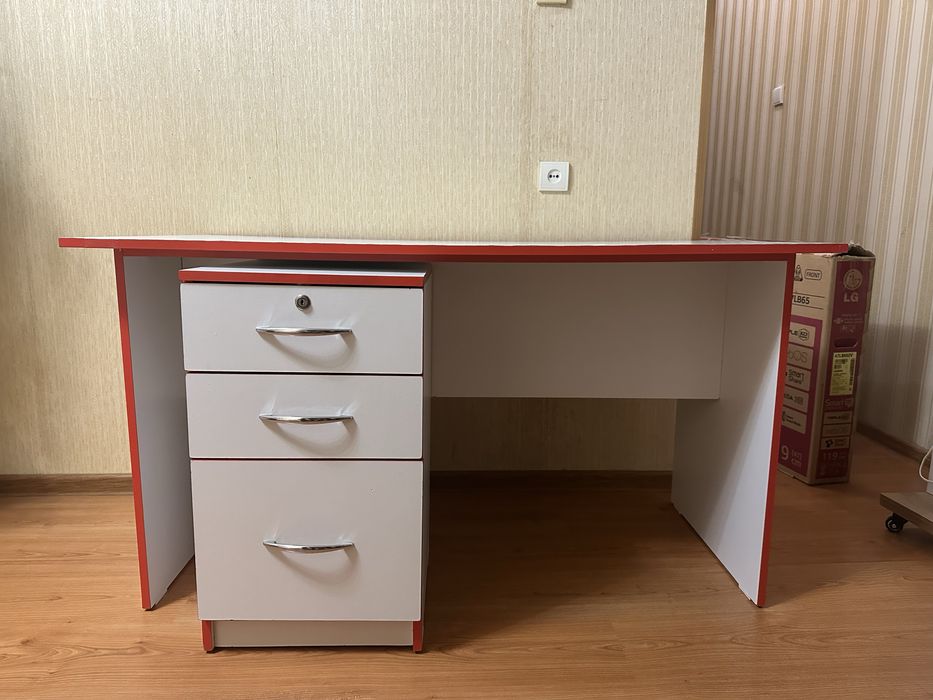 Офисная мебель, стол и комод