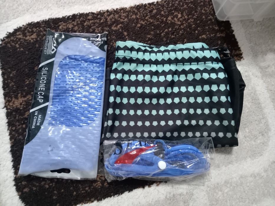 Очки+шапочка+трусы - плавательные.