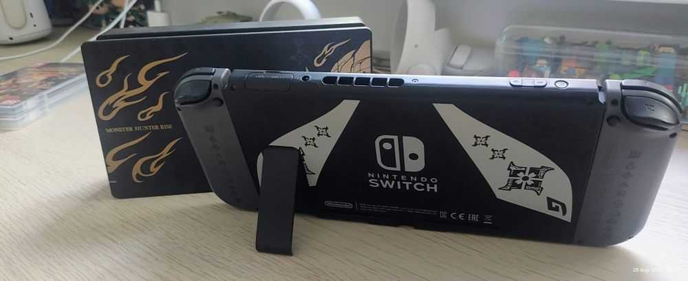 Vând consolă Nintendo Switch Ediție Specială Monster Hunter Rise, model de colecție cu design unic pe consolă, dock și controllerele Joy-Con+ 2 jocuri