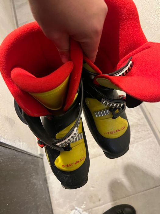 Продавам използване каски и ски обувки. Розовата е за дете за моторче