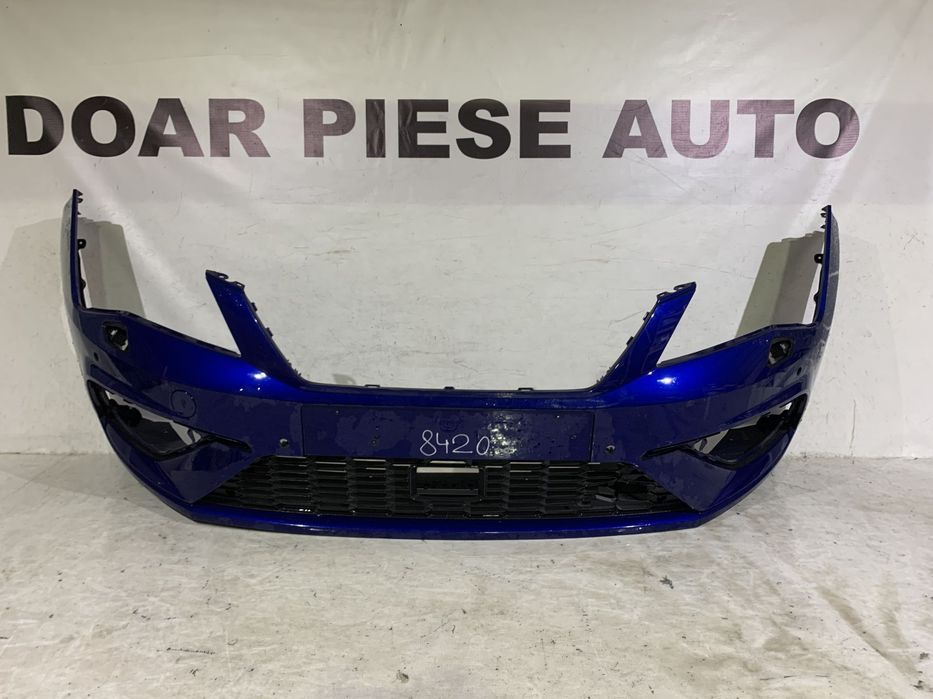 Bara fata Seat Leon 3, facelift, 2016, 2017, 2018, 2019, cod origine OE 5F0807221AB, cu gauri pentru spalatori faruri si senzori de parcare (4). Grila este defecta.