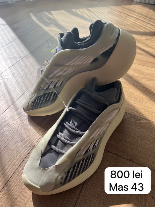 Adidasi yeezy noi cu eticheta