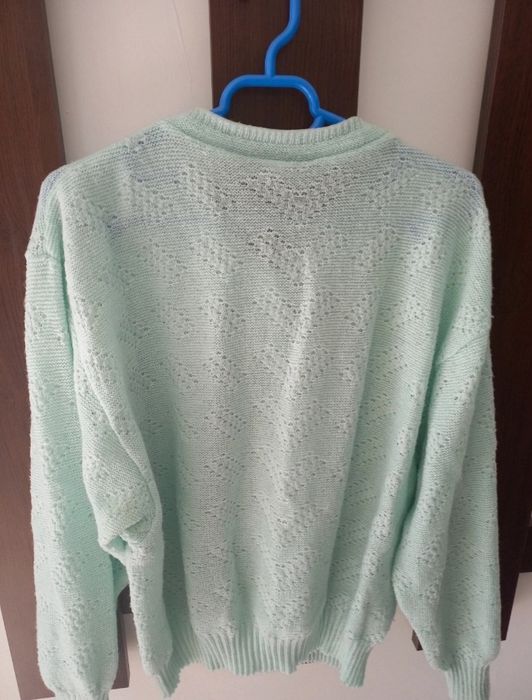 Pulovar subtire cu nasturi, de dama marime 48 - 50 respectiv  XL in stare foarte buna fara nici un defect. 
Material PNA. 
Masuratorile au fost efectu