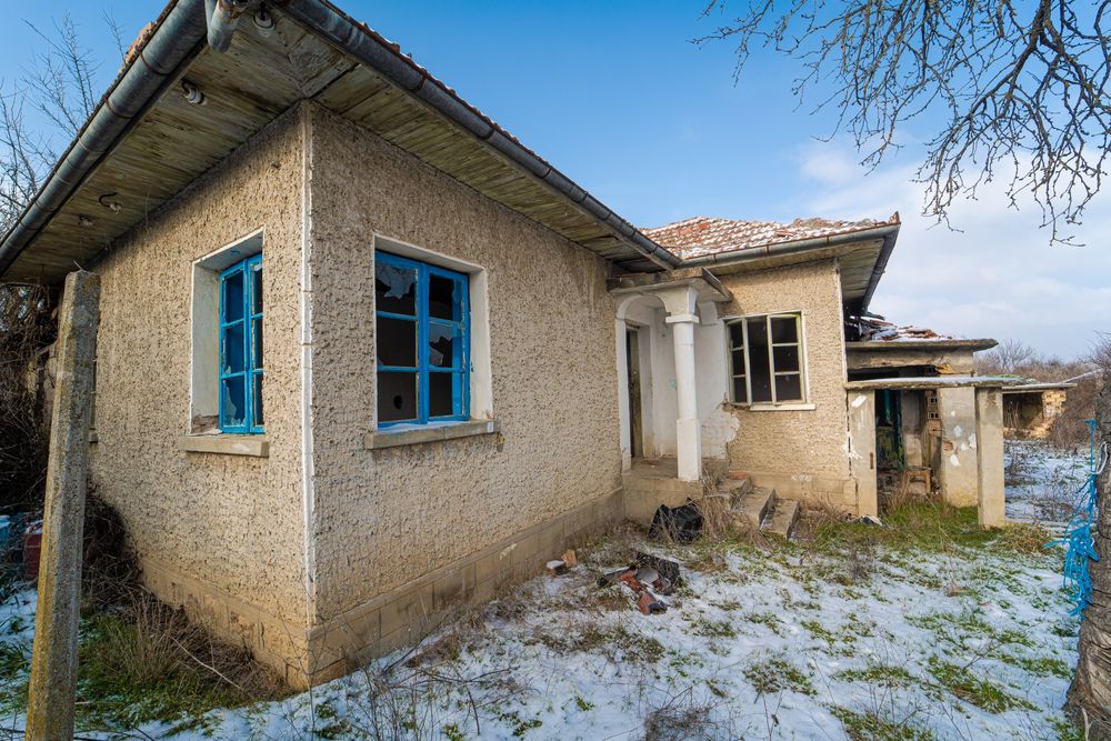 Продавам къща в с. Сушица с 1.2 gka двор, гараж