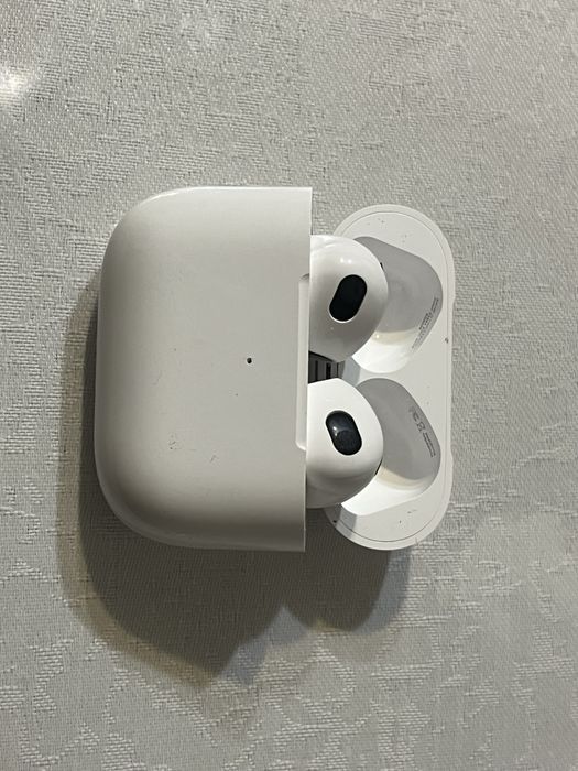 AirPods 3 with Wireless Charging Case