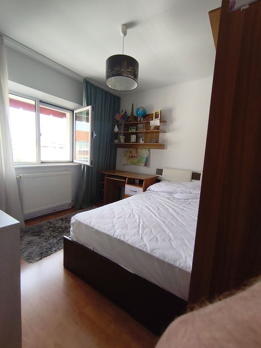 Vând apartament trei camere zonă centrală, Mioveni, două balcoane, două băi, liber