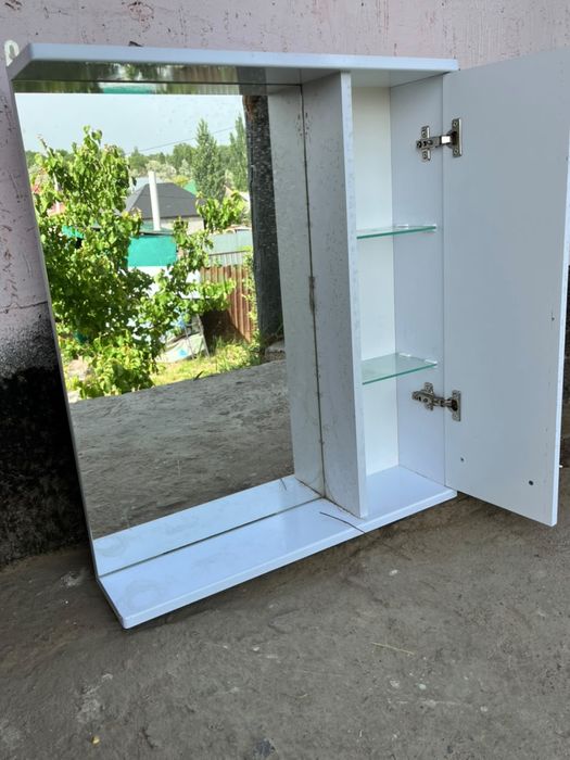 Раковина с тумбочком и зеркало
