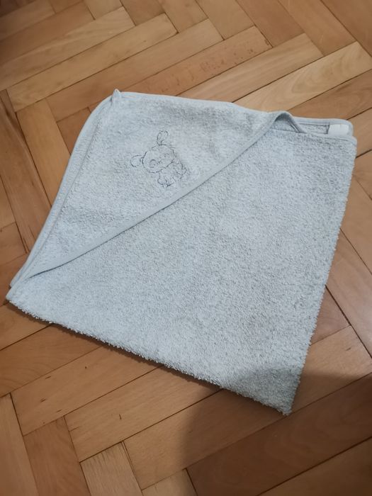 Два броя хавлийки за баня, подарък играчка