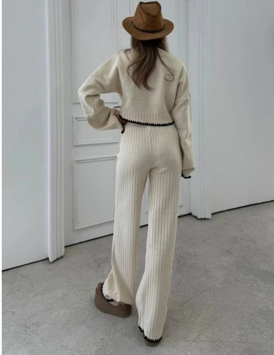 Vand set tricot dama ..Mărime Universala. Potrivit pentru..S,M,L,XL