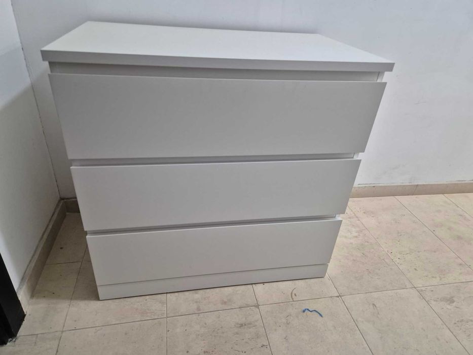 Скрин IKEA MALM с 3 чекмеджета в бял цвят и изчистен скандинавски дизайн.