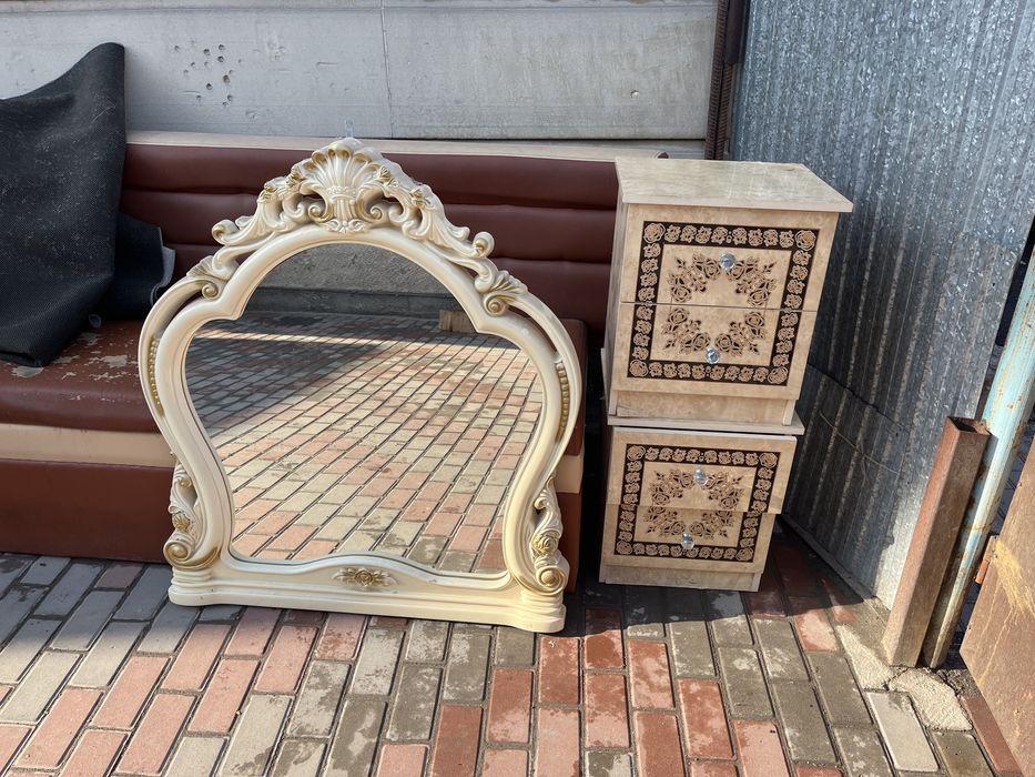 Зеркало и 2 тумбочки