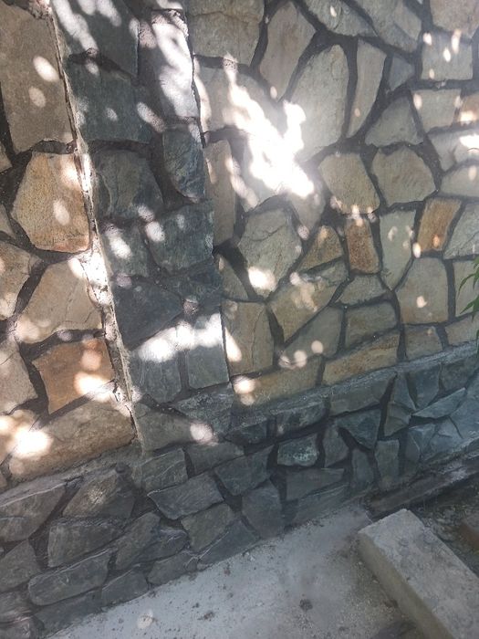 Vand 45/ 50 m2 de piatra
