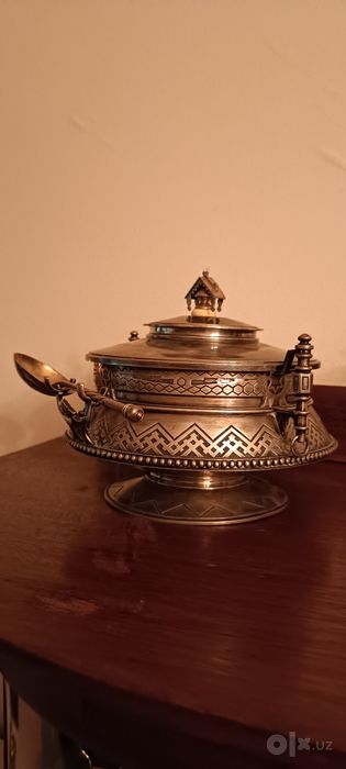 Старинная серебрянная сахарница.