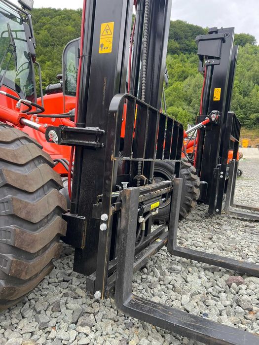 Stivuitor 4x4  teren accidentat 2,5 tone ridicare