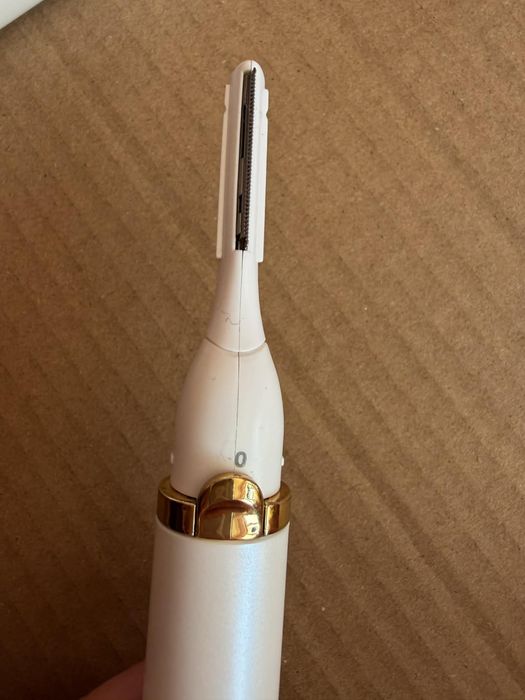 Trimmer pentru sprâncene și față