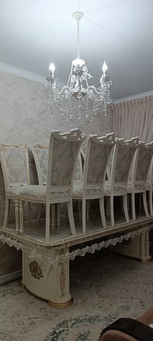Стол и стулья для зала