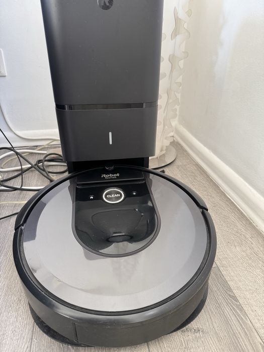 iRobot Roomba i7 + cleaning base