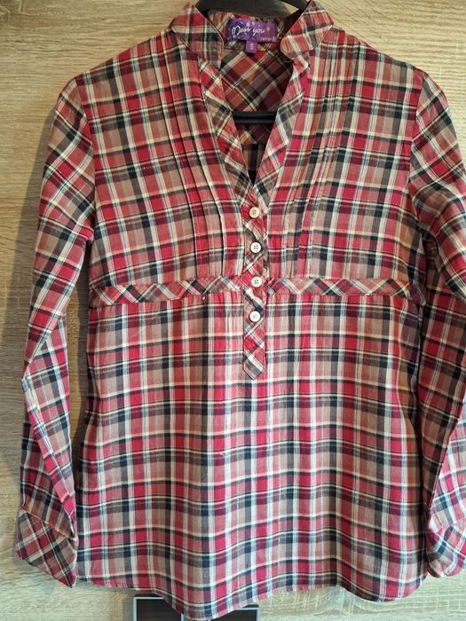Прекрасна каре дамска риза с лъскава нишка употребявана без забележки