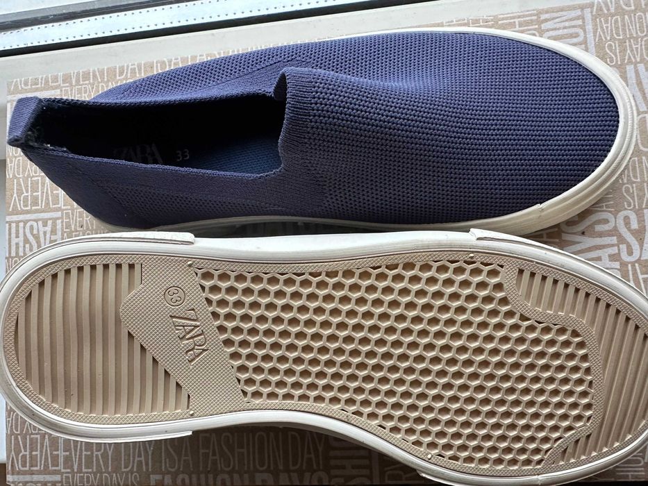 Vând un set de 3 perechi de încălțăminte pentru fetiță mărimea 33: