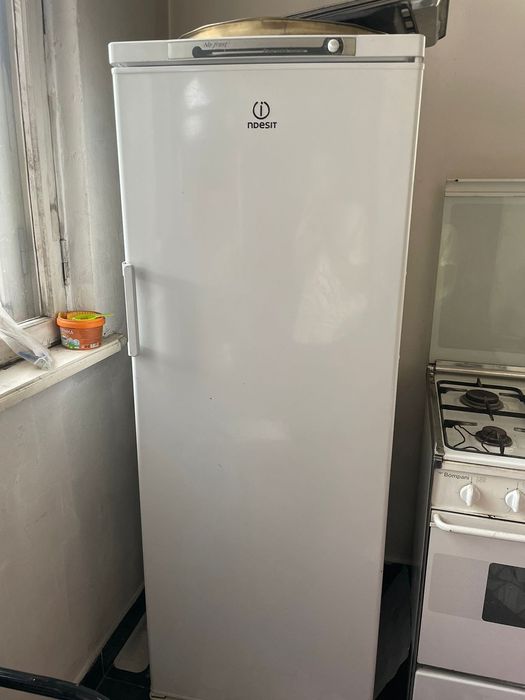 Продам морозильник  Индезит почти новый