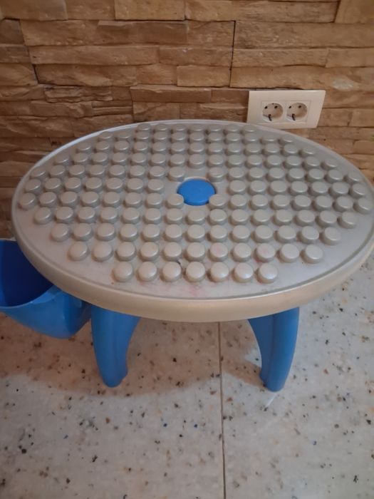 Măsuță pt cuburi în stare foarte bună