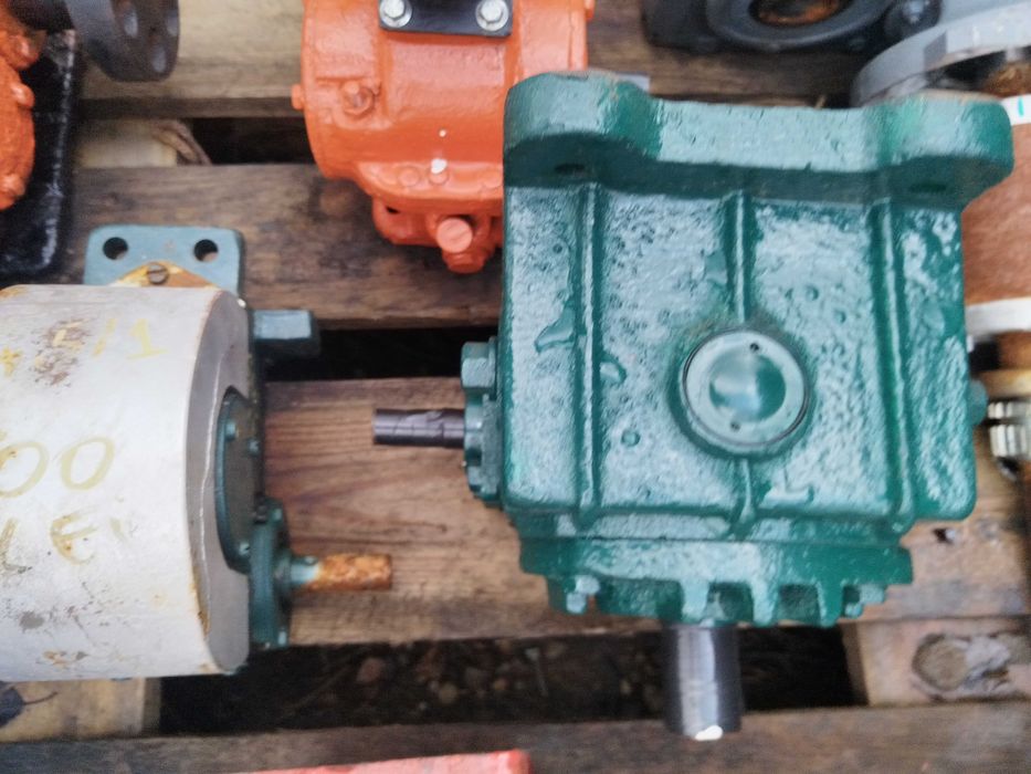 Reductor raport 25 la 1 troliu tractoras