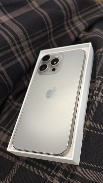 Продам Б/у iPhone  айфон 15про Макс 256 натурал титан