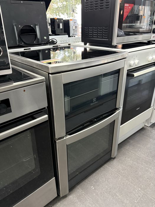 Свободностояща готварска печка  Electrolux EKI6763AOX с индукционен плот и две независими фурни.