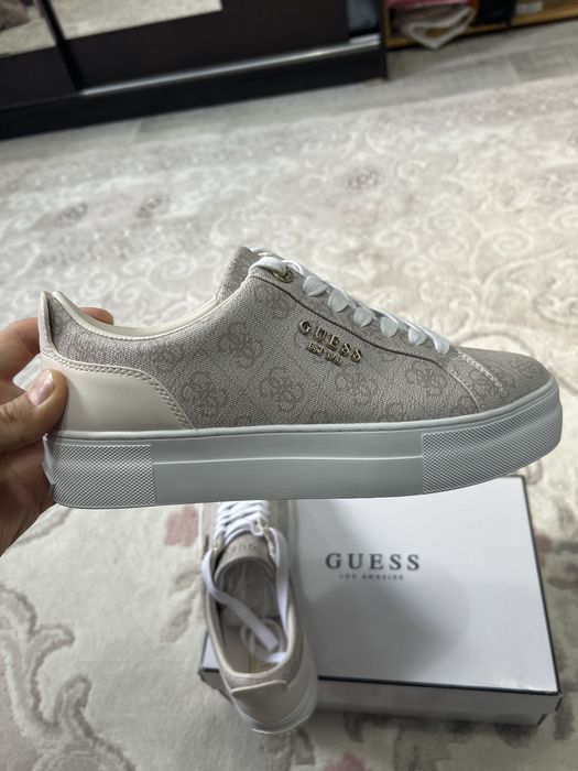 Продаются женские кеды GUESS.