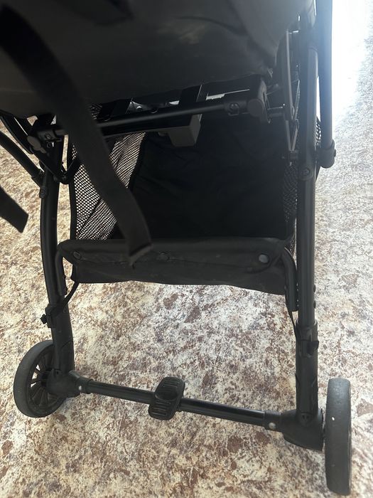 Чёрная прогулочная коляска