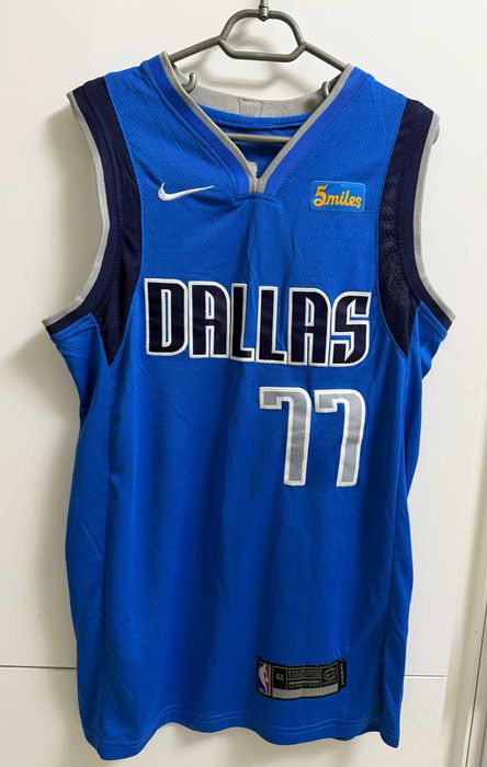 NBA потник на Dallas Mavericks с името на Luka Dončić #77
