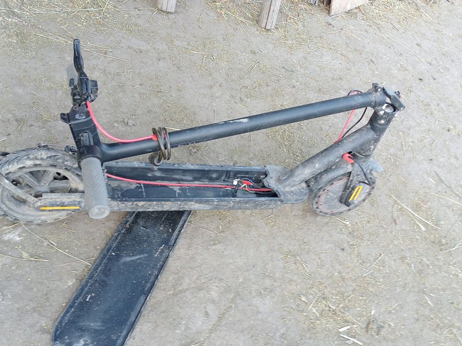 Bună seara am un anunț cu o trotinetă electrică merge da îi tr baterie